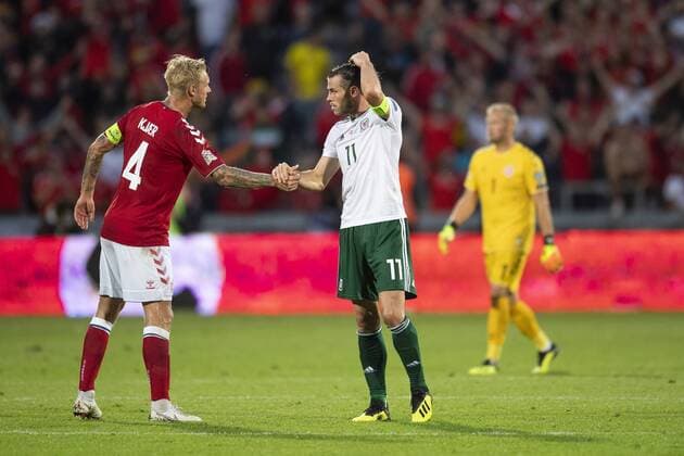 Fußball, Nations League, Dänemark - Wales Danmarks Simon Kjaer 4 hilser paa Wales Gareth Bale 11 efter Nations League fodboldkampen mellem Danmark og Wales paa Aarhus Stadion soendag den 9 september 2018.. , Aarhus Denmark  Copyright: BoxAmstrup BoxAmstrupx COP101 spdk20180909-201827-L