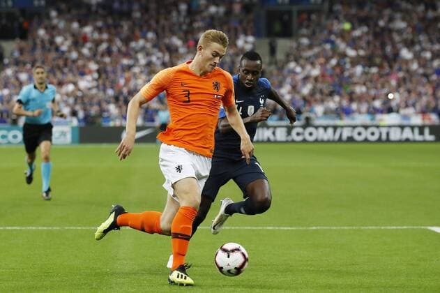 (l-r) Matthijs de Ligt of Holland, Blaise Matuidi of France during the UEFA Nations League A group 1 qualifying match between France and The Netherlands on September 09, 2018 at Stade de France in Saint Denis, France UEFA Nations League A group 1 2018 2019 xVIxVIxImagesx xMauricexvanxSteenxIVx 12065364