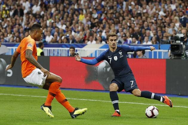(l-r) Kenny Tete of Holland, Antoine Griezmann of France during the UEFA Nations League A group 1 qualifying match between France and The Netherlands on September 09, 2018 at Stade de France in Saint Denis, France UEFA Nations League A group 1 2018 2019 xVIxVIxImagesx xMauricexvanxSteenxIVx 12065373