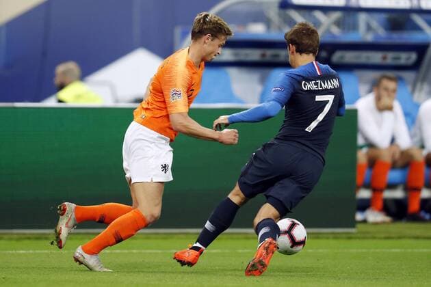 (l-r) Frenkie de Jong of Holland, Antoine Griezmann of France during the UEFA Nations League A group 1 qualifying match between France and The Netherlands on September 09, 2018 at Stade de France in Saint Denis, France UEFA Nations League A group 1 2018 2019 xVIxVIxImagesx xMauricexvanxSteenxIVx 12065545