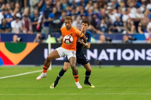 Fußball, Nations League, Frankreich - Niederlande Paris, Frankreich 09.09.2018, UEFA Nations League, Frankreich - Niederlande, Benjamin Pavard (FRA) und Memphis Depay (NLD) im Zweikampf ( DeFodi053