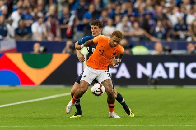 Fußball, Nations League, Frankreich - Niederlande Paris, Frankreich 09.09.2018, UEFA Nations League, Frankreich - Niederlande, Benjamin Pavard (FRA) und Memphis Depay (NLD) im Zweikampf ( DeFodi053