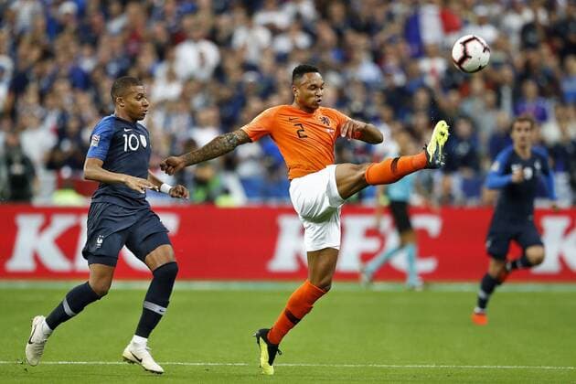 Fußball, Nations League, Frankreich - Niederlande SAINT DENIS, 09-09-2018, Stadium Stade France , football, season 2018 2019, Nations Cup. Netherlands player Kenny Tete (R) and France player Kylian Mbappe (L) during the game France - Netherlands . France - Netherlands  x2457187x