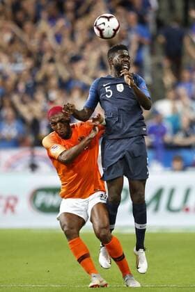 Fußball, Nations League, Frankreich - Niederlande SAINT DENIS, 09-09-2018, Stadium Stade France , football, season 2018 2019, Nations Cup. Netherlands player Ryan Babel (L) and France player Samuel Umtiti (R) during the game France - Netherlands . France - Netherlands  x2457199x