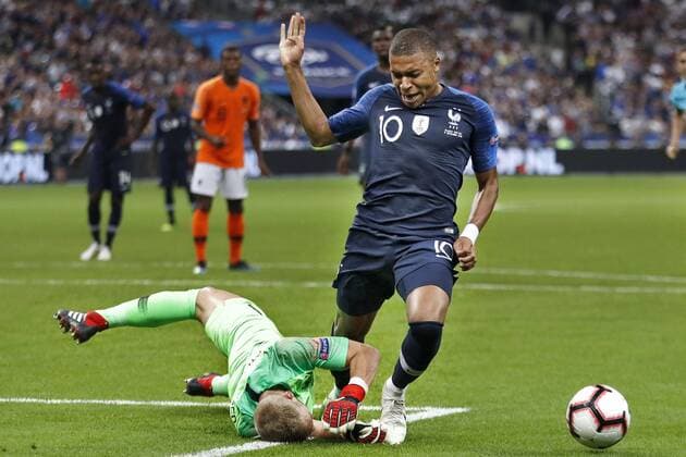 Sport Bilder des Tages Fußball, Nations League, Frankreich - Niederlande SAINT DENIS, 09-09-2018, Stadium Stade France , football, season 2018 2019, Nations Cup. Netherlands goalkeeper Jasper Cillissen (L) and France player Kylian Mbappe (R) during the game France - Netherlands . France - Netherlands  x2457283x