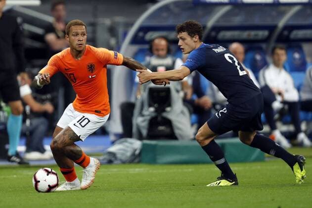 Fußball, Nations League, Frankreich - Niederlande (l-r) Memphis Depay of Holland, Benjamin Pavard of France during the UEFA Nations League A group 1 qualifying match between France and The Netherlands on September 09, 2018 at Stade de France in Saint Denis, France UEFA Nations League A group 1 2018 2019 xVIxVIxImagesx xMauricexvanxSteenxIVx 12065902