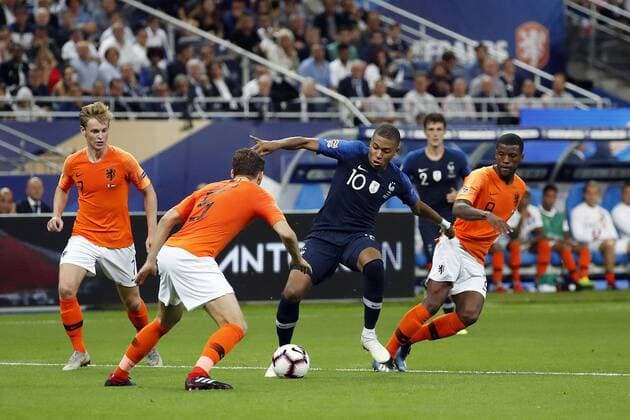 Fußball, Nations League, Frankreich - Niederlande (l-r) Frenkie de Jong of Holland, Daley Blind of Holland, Kylian Mbappe of France, Georginio Wijnaldum of Holland during the UEFA Nations League A group 1 qualifying match between France and The Netherlands on September 09, 2018 at Stade de France in Saint Denis, France UEFA Nations League A group 1 2018 2019 xVIxVIxImagesx xMauricexvanxSteenxIVx 12066003