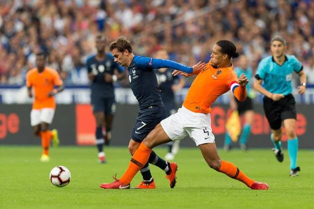 Fußball, Nations League, Frankreich - Niederlande Paris, Frankreich 09.09.2018, UEFA Nations League, Frankreich - Niederlande, Antoine Griezmann (FRA) und Virgil van Dijk (NLD) im Zweikampf ( DeFodi053