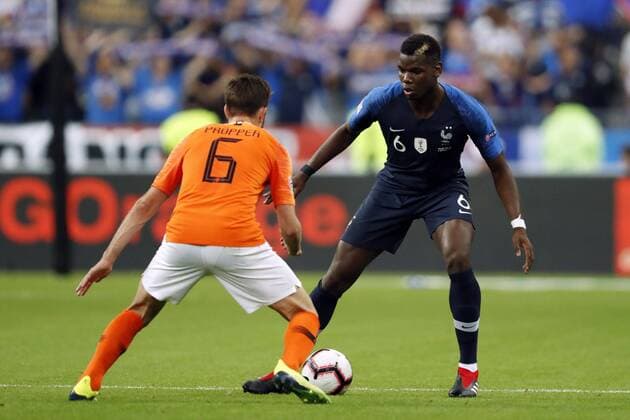 Fußball, Nations League, Frankreich - Niederlande (l-r) Davy Propper of Holland, Paul Pogba of France during the UEFA Nations League A group 1 qualifying match between France and The Netherlands on September 09, 2018 at Stade de France in Saint Denis, France UEFA Nations League A group 1 2018 2019 xVIxVIxImagesx xMauricexvanxSteenxIVx 12066013