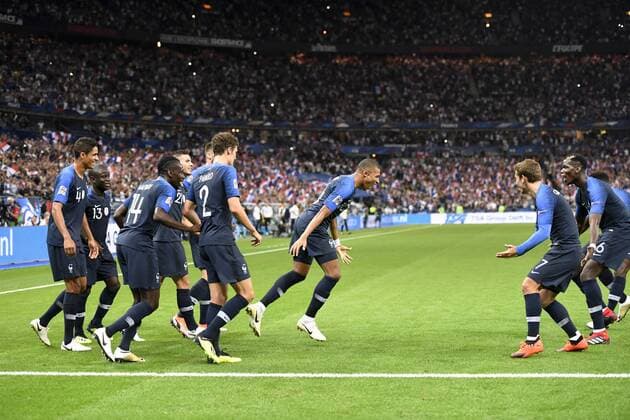 Fußball, Nations League, Frankreich - Niederlande 04 RAPHAEL VARANE (FRA) - 13 N GOLO KANTE (FRA) - 14 BLAISE MATUIDI (FRA) - 10 KYLIAN MBAPPE (FRA) - 06 PAUL POGBA (FRA) - JOIE FOOTBALL : France vs Pays Bas - Ligue des Nations - 09 09 2018 AnthonyBIBARD FEP Panoramic 