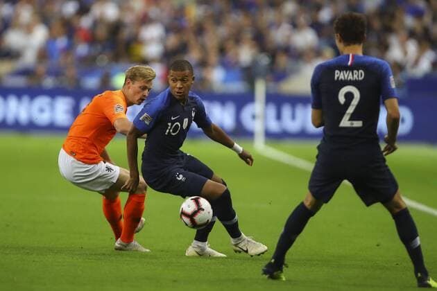 Fußball, Nations League, Frankreich - Niederlande Kylian Mbappe (France) vs Frenkie de Jong (Pays Bas) FOOTBALL : France vs Pays Bas - Ligue des Nations - 09 09 2018 GwendolineLeGoff Panoramic 