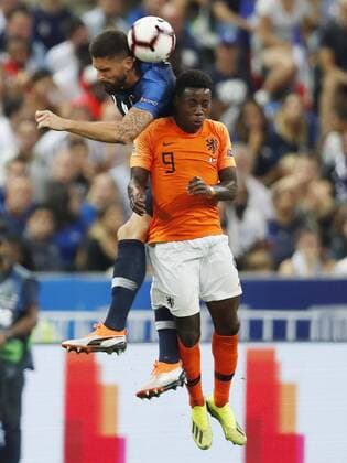 Fußball, Nations League, Frankreich - Niederlande (l-r) Olivier Giroud of France, Quincy Promes of Holland during the UEFA Nations League A group 1 qualifying match between France and The Netherlands on September 09, 2018 at Stade de France in Saint Denis, France UEFA Nations League A group 1 2018 2019 xVIxVIxImagesx xMauricexvanxSteenxIVx 12066156