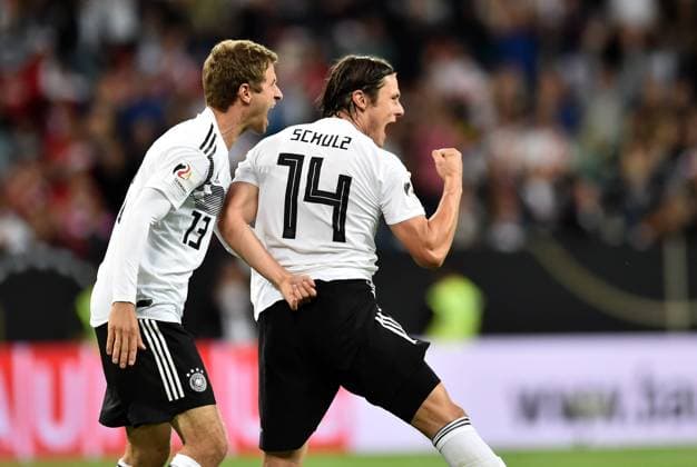 Sport Bilder des Tages Fußball Länderspiel Deutschland - Peru am 09.09.2018 in der Wirsol-Rhein-Neckar-Arena in Sinsheim Torjubel zum 2:1 durch Nico Schulz ( Deutschland ), rechts - Thomas Müller ( Deutschland ), links DFB regulations prohibit any use of photographs as image sequences and or quasi-video.