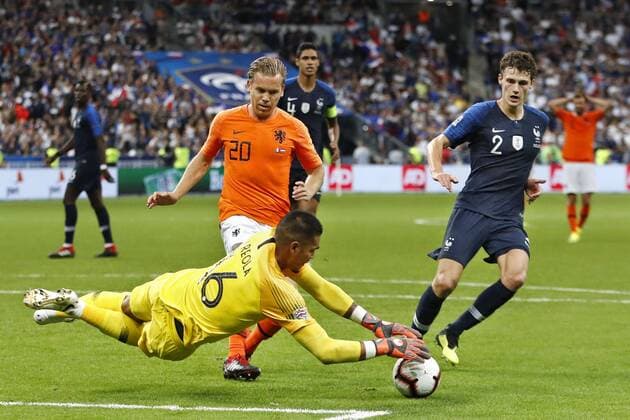 SAINT DENIS, 09-09-2018, Stadium Stade France , football, season 2018 2019, Nations Cup. France goalkeeper Alphonse Areola (L) and France player Benjamin Pavard (R) and Netherlands player Ruud Vormer (L) during the game France - Netherlands . France - Netherlands  x2457684x