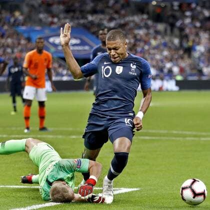 SAINT DENIS, 09-09-2018, Stadium Stade France , football, season 2018 2019, Nations Cup. Jasper Cillessen and Kylian Mbappe during the game France - Netherlands 2-1. France - Netherlands  x2457942x