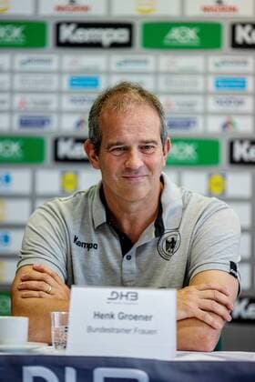 Henk Groener (Bundestrainer Frauen) waehrend der Pressekonferenz zum Handball Laenderspiel der Frauen zwischen Deutschland und Russland in der Radisson Blue Hotel am 10. September 2018 in Bauhausstadt Dessau, Sachsen Anhalt (Saxony Anhalt), Deutschland (Germany) (Eibner Hartmut Boesener) HB-LS-F PK Deutschland - Russland Copyright: xEIBNER HartmutxBoesenerx EP_HBR