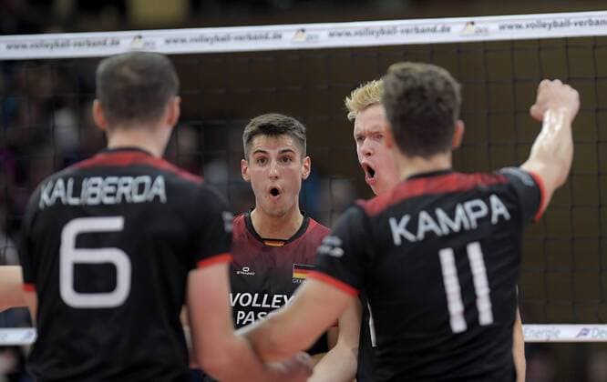9.9.2018, Volleyball Länderspiel Deutschland - Brasilien, Mitte Moritz Reichert und Teamkollegen jubeln über einen Punkt,