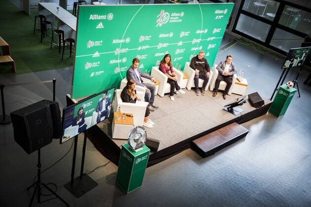 GER, Saisoneröffnung Allianz Frauen-Bundesliga 10.09.2018, Deutsches Fußballmuseum, Dortmund, GER, Saisoneröffnung Allianz Frauen-Bundesliga, DFL REGULATIONS PROHIBIT ANY USE OF PHOTOGRAPHS AS IMAGE SEQUENCES AND OR QUASI-VIDEO im Bild picture shows: Laura Wontorra moderiert den Saisonauftakt. Auf der Bühne sitzen vl. Ralf Kellermann (Sportlicher Leiter VfL Wolfsburg), Verena Hagedorn (Trainerin Bayer 04 Leverkusen), Rene Krienen (Trainer Borussia Mönchengladbach) und Hubertus Hess-Grundwald (Praesident SV Werder Bremen) *** GER Season Opening Allianz Women Bundesliga 10 09 2018 German Football Museum Dortmund GER Season Opening Allianz Women Bundesliga DFL REGULATIONS PROHIBIT ANY USE OF PHOTOGRAPH AS IMAGE SEQUENCES AND OR QUASI VIDEO pictured picture shows Laura Wontorra moderates the season opener Ralf Kellermann is the Sporting Director VfL Wolfsburg Verena Hagedorn Coach Bayer 04 Leverkusen Rene Krienen Coach Borussia Mönchengladbach and Hubertus Hess Grundwald President SV Werder Bremen nordphotox xRauch nph00251