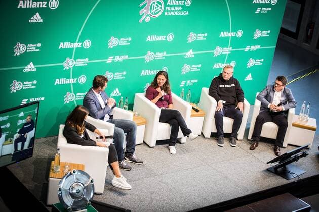 GER, Saisoneröffnung Allianz Frauen-Bundesliga 10.09.2018, Deutsches Fußballmuseum, Dortmund, GER, Saisoneröffnung Allianz Frauen-Bundesliga, DFL REGULATIONS PROHIBIT ANY USE OF PHOTOGRAPHS AS IMAGE SEQUENCES AND OR QUASI-VIDEO im Bild picture shows: Laura Wontorra moderiert den Saisonauftakt. Auf der Bühne sitzen vl. Ralf Kellermann (Sportlicher Leiter VfL Wolfsburg), Verena Hagedorn (Trainerin Bayer 04 Leverkusen), Rene Krienen (Trainer Borussia Mönchengladbach) und Hubertus Hess-Grundwald (Praesident SV Werder Bremen) *** GER Season Opening Allianz Women Bundesliga 10 09 2018 German Football Museum Dortmund GER Season Opening Allianz Women Bundesliga DFL REGULATIONS PROHIBIT ANY USE OF PHOTOGRAPH AS IMAGE SEQUENCES AND OR QUASI VIDEO pictured picture shows Laura Wontorra moderates the season opener Ralf Kellermann is the Sporting Director VfL Wolfsburg Verena Hagedorn Coach Bayer 04 Leverkusen Rene Krienen Coach Borussia Mönchengladbach and Hubertus Hess Grundwald President SV Werder Bremen nordphotox xRauch nph00251
