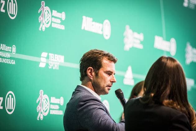 GER, Saisoneröffnung Allianz Frauen-Bundesliga 10.09.2018, Deutsches Fußballmuseum, Dortmund, GER, Saisoneröffnung Allianz Frauen-Bundesliga, DFL REGULATIONS PROHIBIT ANY USE OF PHOTOGRAPHS AS IMAGE SEQUENCES AND OR QUASI-VIDEO im Bild picture shows: Ralf Kellermann (Sportlicher Leiter VfL Wolfsburg) im Gespräch mit Laura Wontorra, *** GER Season Opening Allianz Women Bundesliga 10 09 2018 German Football Museum Dortmund GER Season Opening Allianz Women Bundesliga DFL REGULATIONS PROHIBIT ANY USE OF PHOTOGRAPH AS IMAGE SEQUENCES AND OR QUASI VIDEO Pictured picture shows Ralf Kellermann Sporting Director VfL Wolfsburg in Conversation with Laura Wontorra nordphotox xRauch nph00251