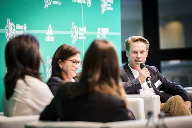 GER, Saisoneröffnung Allianz Frauen-Bundesliga 10.09.2018, Deutsches Fußballmuseum, Dortmund, GER, Saisoneröffnung Allianz Frauen-Bundesliga, DFL REGULATIONS PROHIBIT ANY USE OF PHOTOGRAPHS AS IMAGE SEQUENCES AND OR QUASI-VIDEO im Bild picture shows: Peter Kort (Allianz) im Gespräch, *** GER Season Opening Allianz Women Bundesliga 10 09 2018 German Football Museum Dortmund GER Season Opening Allianz Women Bundesliga DFL REGULATIONS PROHIBIT ANY USE OF PHOTOGRAPH AS IMAGE SEQUENCES AND OR QUASI VIDEO Pictured picture shows Peter Kort Allianz in conversation nordphotox xRauch nph00251