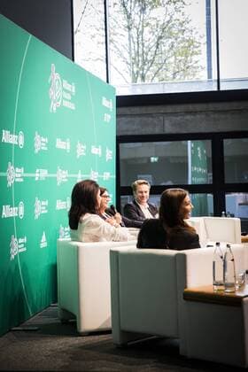GER, Saisoneröffnung Allianz Frauen-Bundesliga 10.09.2018, Deutsches Fußballmuseum, Dortmund, GER, Saisoneröffnung Allianz Frauen-Bundesliga, DFL REGULATIONS PROHIBIT ANY USE OF PHOTOGRAPHS AS IMAGE SEQUENCES AND OR QUASI-VIDEO im Bild picture shows: Ralf Kellermann (Sportlicher Leiter VfL Wolfsburg), Heike Ullrich (DFB Direktorin für Frauen- und Mädchenfußball) und Peter Kort (Allianz) im Gespräch mit Laura Wontorra, *** GER Season Opening Allianz Women Bundesliga 10 09 2018 German Football Museum Dortmund GER Season Opening Allianz Women Bundesliga DFL REGULATIONS PROHIBIT in picture picture shows Ralf Kellermann Sporting Director VfL Wolfsburg Heike Ullrich DFB Director for Women and Girls Soccer and Peter Kort Allianz in conversation with Laura Wontorra nordphotox xRauch nph00251