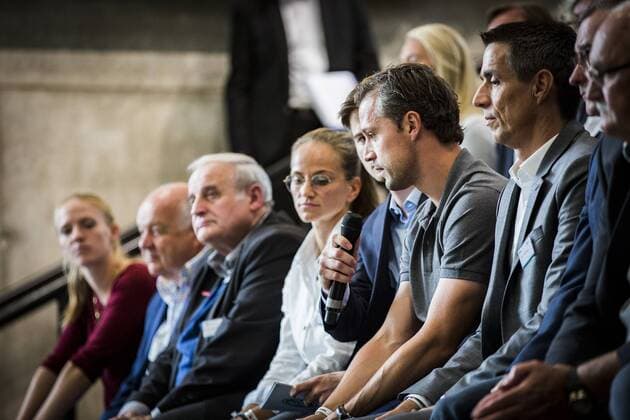 GER, Saisoneröffnung Allianz Frauen-Bundesliga 10.09.2018, Deutsches Fußballmuseum, Dortmund, GER, Saisoneröffnung Allianz Frauen-Bundesliga, DFL REGULATIONS PROHIBIT ANY USE OF PHOTOGRAPHS AS IMAGE SEQUENCES AND OR QUASI-VIDEO im Bild picture shows: Daniel Kraus (Trainer SGS Essen) im Gespräch, *** GER Season Opening Allianz Women Bundesliga 10 09 2018 German Football Museum Dortmund GER Season Opening Allianz Women Bundesliga DFL REGULATIONS PROHIBIT ANY USE OF PHOTOGRAPH AS IMAGE SEQUENCES AND OR QUASI VIDEO picture picture shows Daniel Kraus Coach SGS Essen in conversation nordphotox xRauch nph00251
