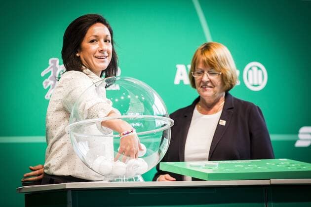 GER, Saisoneröffnung Allianz Frauen-Bundesliga 10.09.2018, Deutsches Fußballmuseum, Dortmund, GER, Saisoneröffnung Allianz Frauen-Bundesliga, DFL REGULATIONS PROHIBIT ANY USE OF PHOTOGRAPHS AS IMAGE SEQUENCES AND OR QUASI-VIDEO im Bild picture shows: Nadine Kessler (UEFA-Abteilungsleiterin Frauenfussball) lost das Achtelfinale des DFB Pokals der Frauen aus, *** GER Season Opening Allianz Women Bundesliga 10 09 2018 German Football Museum Dortmund GER Season Opening Allianz Women Bundesliga DFL REGULATIONS PROHIBIT picture picture shows Nadine Kessler UEFA Head of Womens Football is kicking off the round of the last sixteen of the womens DFB Womens Cup nordphotox xRauch nph00251