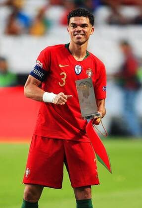 Fußball, Nations League, Portugal - Schweden Portugal s Pepe is presented with an award to recognise his 100th cap for his national team Nationalteam during the UEFA Nations League - League A - Group 3 match at Estadio da Luz, Lisbon. Picture date 10th September 2018. Picture credit should read: Matt McNulty Sportimage EDITORIAL USE ONLY. No use with unauthorised audio, video, data, fixture lists, club league logos or live services. Online in-match use limited to 120 images, no video emulation. No use in betting, games or single club league player publications.