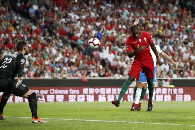 Fußball, Nations League, Portugal - Schweden (L-R) Italy goalkeeper Gianluigi Donnarumma, William Carvalho of Portugal during the UEFA Nations League A group 3 qualifying match between Portugal and Italy at Estadio La Luz on September 10, 2018 in Lisbon, Portugal UEFA Nations League A group 3 2018 2019 xVIxVIxImagesx xMauricexvanxSteenxIVx 12079110