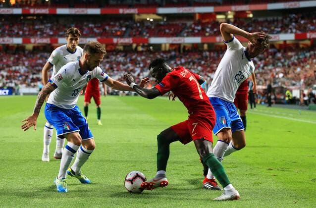 Fußball, Nations League, Portugal - Italien Portugal s Bruma takes on Italy s Manuel Lazzari during the UEFA Nations League - League A - Group 3 match at Estadio da Luz, Lisbon. Picture date 10th September 2018. Picture credit should read: Matt McNulty Sportimage EDITORIAL USE ONLY. No use with unauthorised audio, video, data, fixture lists, club league logos or live services. Online in-match use limited to 120 images, no video emulation. No use in betting, games or single club league player publications.