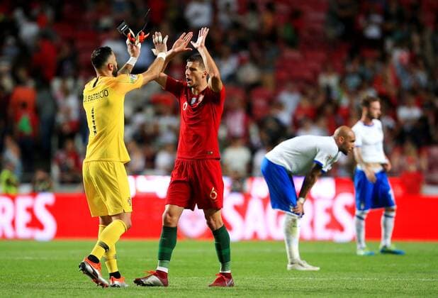 Fußball, Nations League, Portugal - Italien Portugal s Ruben Dias and Rui Patricio celebrate victory at full time ahead of a dejected Simone Zaza of Italy during the UEFA Nations League - League A - Group 3 match at Estadio da Luz, Lisbon. Picture date 10th September 2018. Picture credit should read: Matt McNulty Sportimage EDITORIAL USE ONLY. No use with unauthorised audio, video, data, fixture lists, club league logos or live services. Online in-match use limited to 120 images, no video emulation. No use in betting, games or single club league player publications.