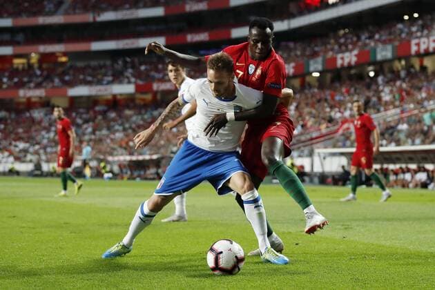 Fußball, Nations League, Portugal - Italien (L-R) Manuel Lazzari of Italy, Bruma of Portugal during the UEFA Nations League A group 3 qualifying match between Portugal and Italy at Estadio La Luz on September 10, 2018 in Lisbon, Portugal UEFA Nations League A group 3 2018 2019 xVIxVIxImagesx xMauricexvanxSteenxIVx 12079810