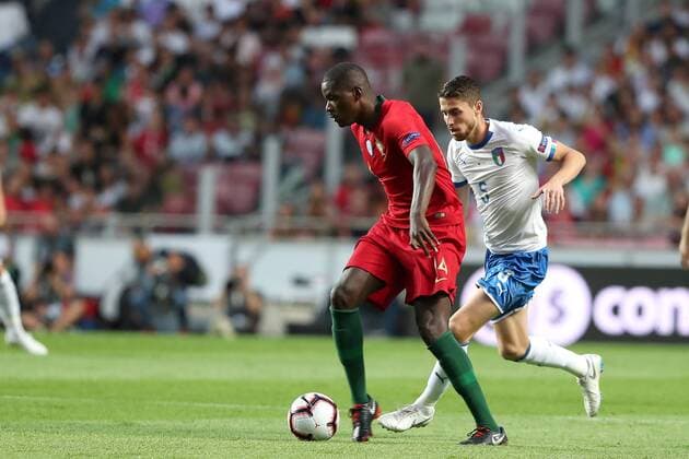 September 10, 2018 - Lisbon, Portugal - Portugal s midfielder William Carvalho (L) vies with Italy s midfielder Jorginho during the UEFA Nations League A group 3 football match Portugal vs Italy at the Luz stadium in Lisbon, Portugal on September 10, 2018. Portugal v Italy - UEFA Nations League A  - ZUMAn230 20180910_zaa_n230_221 Copyright: xPedroxFiuzax