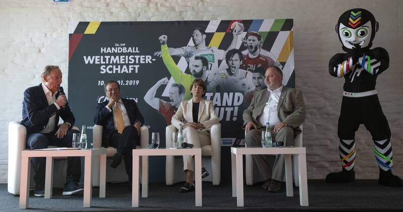Pressekonferenz Handball WM 2019 und Olympiamuseum Koeln Datum: 11.09.2018 Von links: Wolf-Dieter Poschmann Ministerpräsident Armin Laschet Oberbürgermeisterin Henriette Reker DHB-Präsident Andreas Michelmann
