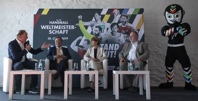 Pressekonferenz Handball WM 2019 und Olympiamuseum Koeln Datum: 11.09.2018 Von links: Wolf-Dieter Poschmann Ministerpräsident Armin Laschet Oberbürgermeisterin Henriette Reker DHB-Präsident Andreas Michelmann
