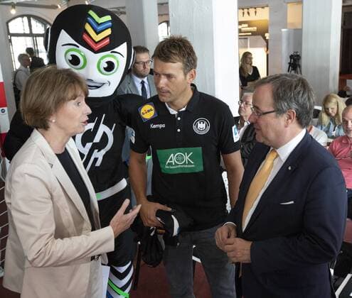 Pressekonferenz Handball WM 2019 und Olympiamuseum Koeln Datum: 11.09.2018 Links: Oberbürgermeisterin Henriette Reker Mitte: Bundestrainer Christian Prokop Rechts: Ministerpräsident Armin Laschet