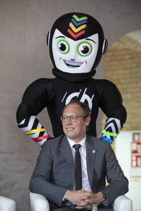 Pressekonferenz Handball WM 2019 und Olympiamuseum Koeln Datum: 11.09.2018 DHB-Vorstandsvorsitzender Mark Schober mit WM-Maskottchen Stan