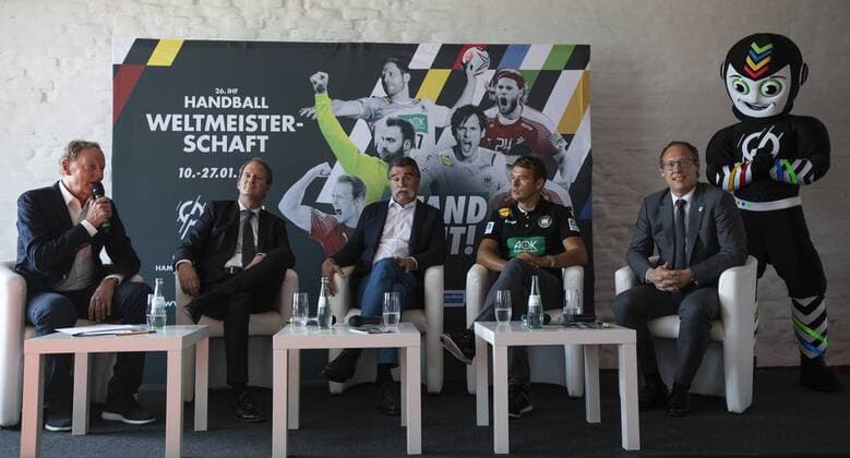 Pressekonferenz Handball WM 2019 und Olympiamuseum Koeln Datum: 11.09.2018 Von links: Wolf-Dieter Poschmann Arena-Chef Stefan Löcher Heiner Brand Bundestrainer Christian Prokop DHB-Vorstandsvorsitzender Mark Schober