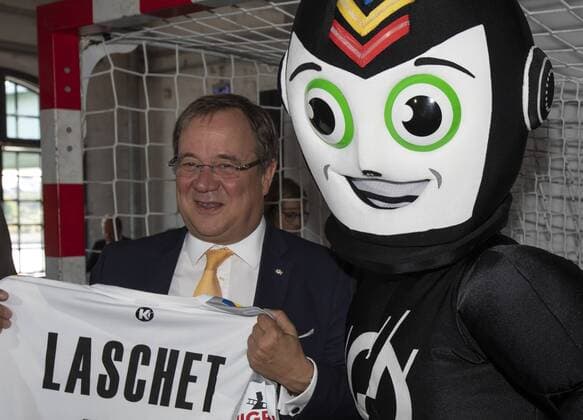 Pressekonferenz Handball WM 2019 und Olympiamuseum Koeln Datum: 11.09.2018 Ministerpräsident Armin Laschet mit WM-Maskottchen Stan