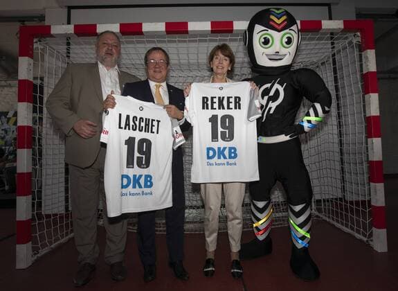 Pressekonferenz Handball WM 2019 und Olympiamuseum Koeln Datum: 11.09.2018 Von links: DHB-Präsident Andreas Michelmann Ministerpräsident Armin Laschet Oberbürgermeisterin Henriette Reker WM-Maskottchen Stan
