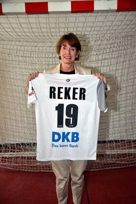 Oberbürgermeisterin der Stadt Köln Henriette Reker posiert mit Trikot am 11.09.2018 in Köln bei der Pressekonferenz zum Stand der Vorbereitung zur Handball Weltmeisterschaft 2019 die im Zeitraum 10. bis 27. Januar mit u.a. 13 Begegnungen in Köln stattfindet.