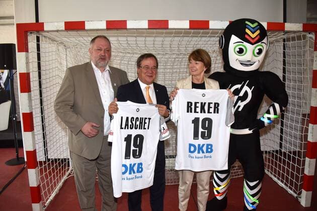 DHB Präsident Andreas Michelmann, l-r, Ministerpräsident NRW Armin Laschet, Oberbürgermeisterin der Stadt Köln Henriette Reker und Stan das Maskottchen der Handball-WM 2019 posieren mit trikot am 11.09.2018 in Köln bei der Pressekonferenz zum Stand der Vorbereitung zur Handball Weltmeisterschaft 2019 die im Zeitraum 10. bis 27. Januar mit u.a. 13 Begegnungen in Köln stattfindet.