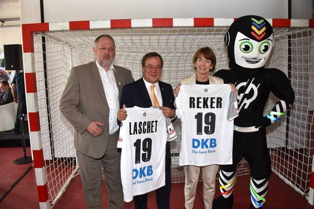 DHB Präsident Andreas Michelmann, l-r, Ministerpräsident NRW Armin Laschet, Oberbürgermeisterin der Stadt Köln Henriette Reker und Stan das Maskottchen der Handball-WM 2019 posieren mit trikot am 11.09.2018 in Köln bei der Pressekonferenz zum Stand der Vorbereitung zur Handball Weltmeisterschaft 2019 die im Zeitraum 10. bis 27. Januar mit u.a. 13 Begegnungen in Köln stattfindet.