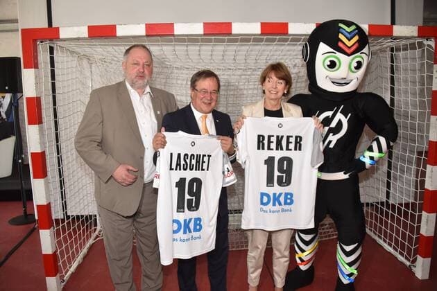 DHB Präsident Andreas Michelmann, l-r, Ministerpräsident NRW Armin Laschet, Oberbürgermeisterin der Stadt Köln Henriette Reker und Stan das Maskottchen der Handball-WM 2019 posieren mit trikot am 11.09.2018 in Köln bei der Pressekonferenz zum Stand der Vorbereitung zur Handball Weltmeisterschaft 2019 die im Zeitraum 10. bis 27. Januar mit u.a. 13 Begegnungen in Köln stattfindet.