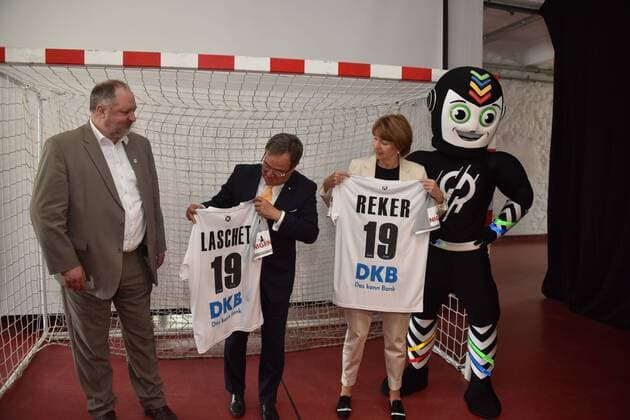 DHB Präsident Andreas Michelmann, l-r, Ministerpräsident NRW Armin Laschet, Oberbürgermeisterin der Stadt Köln Henriette Reker und Stan das Maskottchen der Handball-WM 2019 posieren mit trikot am 11.09.2018 in Köln bei der Pressekonferenz zum Stand der Vorbereitung zur Handball Weltmeisterschaft 2019 die im Zeitraum 10. bis 27. Januar mit u.a. 13 Begegnungen in Köln stattfindet.