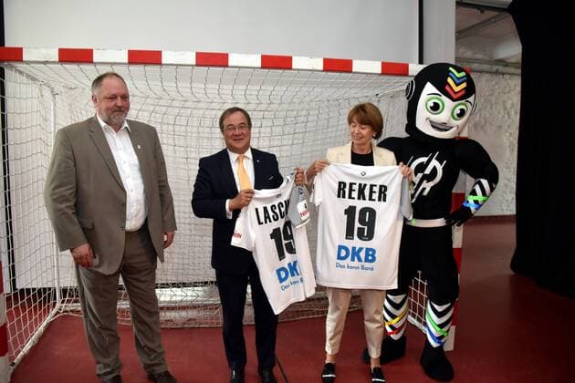 DHB Präsident Andreas Michelmann, l-r, Ministerpräsident NRW Armin Laschet, Oberbürgermeisterin der Stadt Köln Henriette Reker und Stan das Maskottchen der Handball-WM 2019 posieren mit trikot am 11.09.2018 in Köln bei der Pressekonferenz zum Stand der Vorbereitung zur Handball Weltmeisterschaft 2019 die im Zeitraum 10. bis 27. Januar mit u.a. 13 Begegnungen in Köln stattfindet.