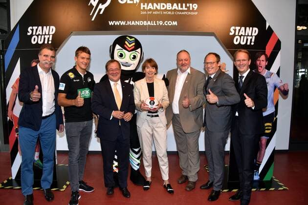 WM Botschafter Heiner Brand, l-r, Handball Bundestrainer Christian Prokop, Ministerpräsident NRW Armin Laschet, Oberbürgermeisterin der Stadt Köln Henriette Reker, DHB Präsident Andreas Michelmann DHB Vorstandsvorsitzender Mark Schober und Stefan Löcher, Lanxess Arena posieren am 11.09.2018 in Köln bei der Pressekonferenz zum Stand der Vorbereitung zur Handball Weltmeisterschaft 2019 die im Zeitraum 10. bis 27. Januar mit u.a. 13 Begegnungen in Köln stattfindet.