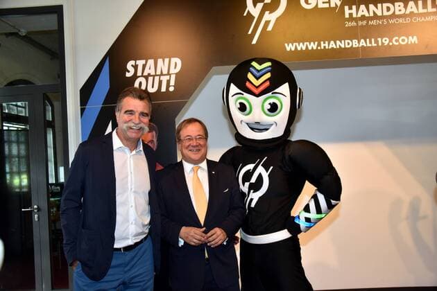 WM Botschafter Heiner Brand, l-r, Ministerpräsident NRW Armin Laschet, Stan das Maskottchen der Handball-WM 2019 am 11.09.2018 in Köln bei der Pressekonferenz zum Stand der Vorbereitung zur Handball Weltmeisterschaft 2019 die im Zeitraum 10. bis 27. Januar mit u.a. 13 Begegnungen in Köln stattfindet.