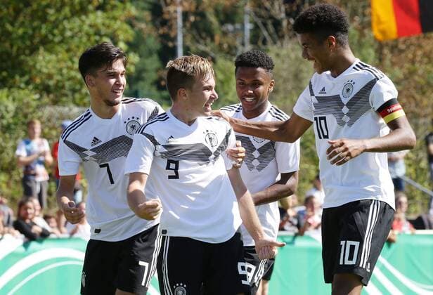 Sport Bilder des Tages BAU Fußball Länderspiel U 17 Deutschland vs. Italien , Jubel Deutschland nach dem Tor zum 1 : 9 , von links: Mehmet-Can Aydin Lars Kehl Karim Adeyemi Malik Tillman DFB regulations prohibit any use of photographs as image sequences and or quasi-video.